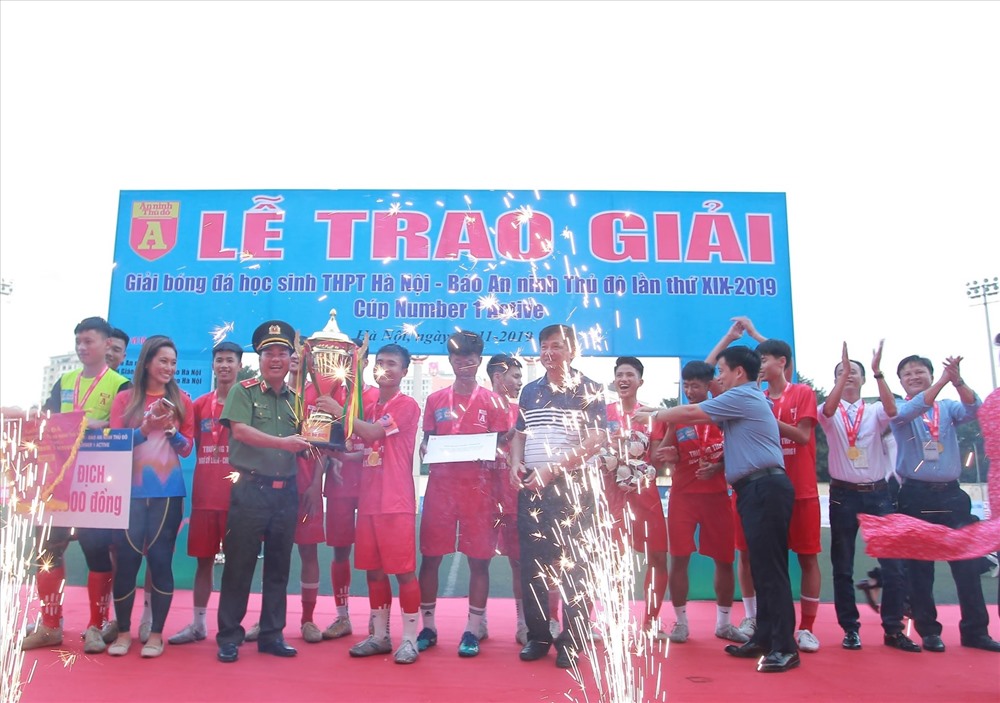 Đội bóng THPT Ngô Sỹ Liên nhận chiếc cup vô địch Number 1 Active