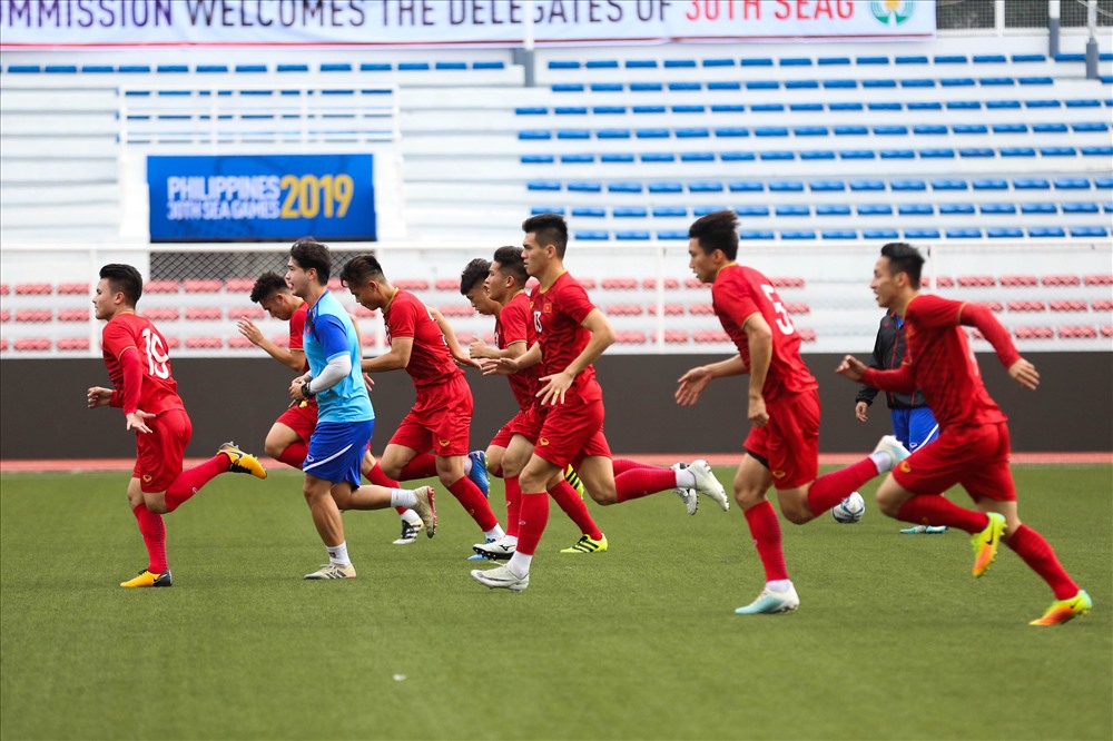 U22 Việt Nam tập luyện sau trận thắng Brunei với một nửa đội hình dự bị. Các cầu thủ thi đấu ngày hôm qua được nghỉ ngơi tại khách sạn. Ảnh: HOÀI THU