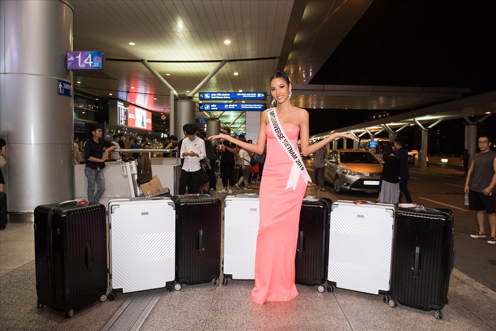 Hoàng Thùy còn tiết lộ thêm cô mang theo 12 kiện hành lý gồm 9 vali đựng trang phục, phụ kiện, thực phẩm,... và 3 kiện hành lý gói trang phục dân tộc để đáp ứng thuận lợi các yêu cầu và hoạt động những ngày tham gia thi Miss Universe 2019. Ảnh: Quang Đức.