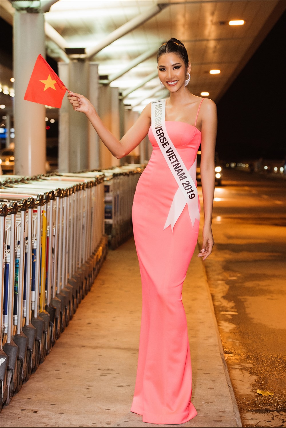 Cuộc thi Miss Universe 2019 sẽ được diễn ra trong 10 ngày từ 28.11 - 8.12 tại Atlanta, Georgia, Hoa Kỳ. Hơn 90 cô gái xinh đẹp đến từ khắp nơi trên thế giới sẽ tranh tài để tìm ra người chiến thắng. Đêm chung kết được tổ chức vào sáng ngày 8.12. Đương kim Hoa hậu Hoàn vũ 2018 Catriona Gray đến từ Philippines sẽ trao lại vương miện cho người kế nhiệm trong đêm chung kết. Ảnh: Quang Đức.