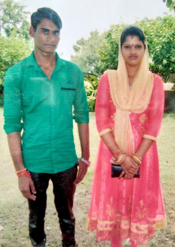 Người mẹ Babita và bố Jaswant Ahirwar. Ảnh: Caters News Agency