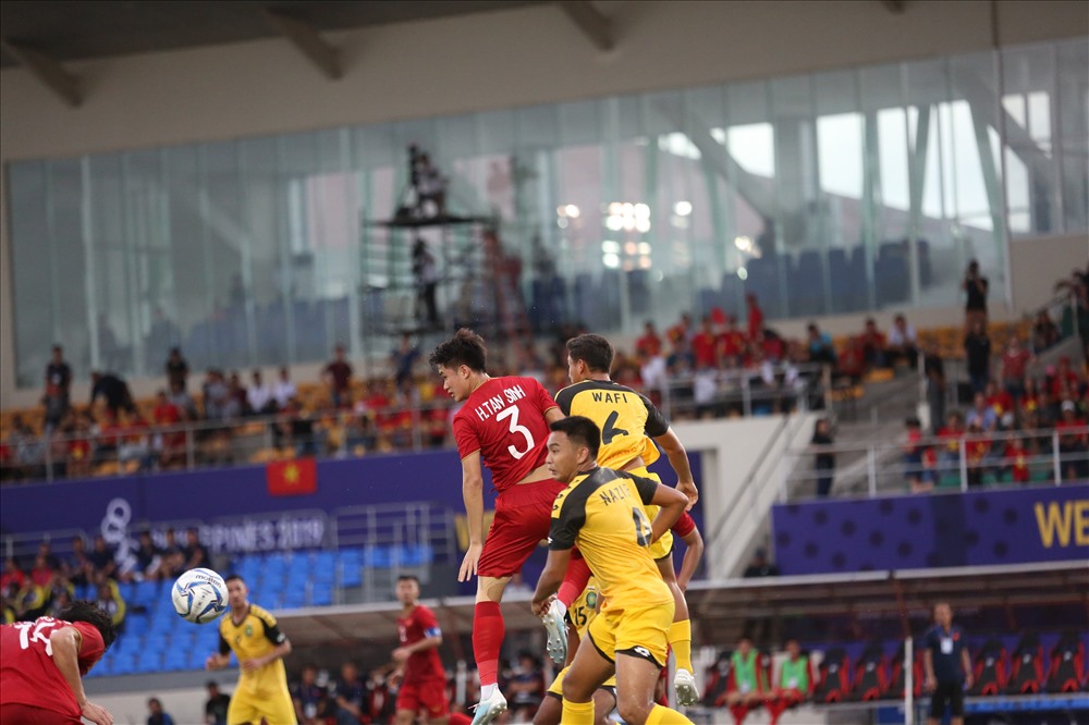 Huỳnh Tấn Sinh trong trận đấu với U22 Brunei. Ảnh: Hoài Thu