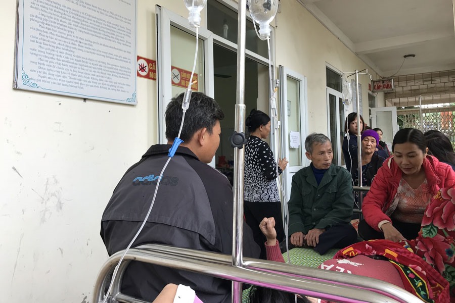 Công nhân bị ngộ độc khí đang được điều trị tại Trung tâm y tế huyện Lập Thạch (huyện Lập Thạch, Vĩnh Phúc). Ảnh: THUỲ LINH