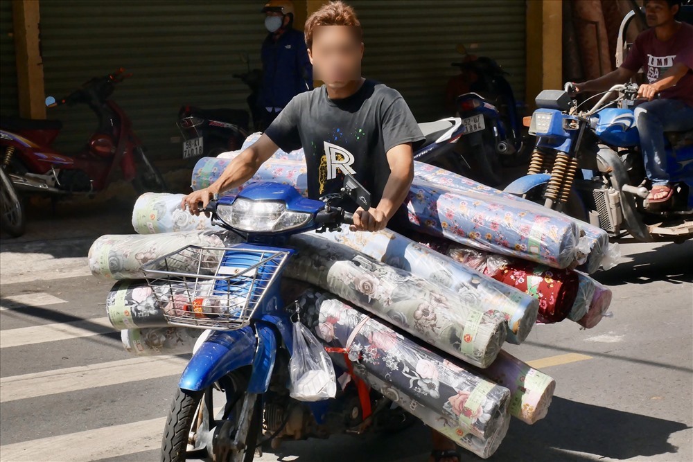 Tại khu chợ Thương xá Đồng Khánh, quận 5 chuyên kinh doanh các mặt hàng vải, may thêu xuất hiện chiếc xe chất đầy đồ đạc cồng kềnh, trong khi không hề chằng, buộc lại để đảm bảo an toàn khiến các phương tiện khác phải tránh xa.