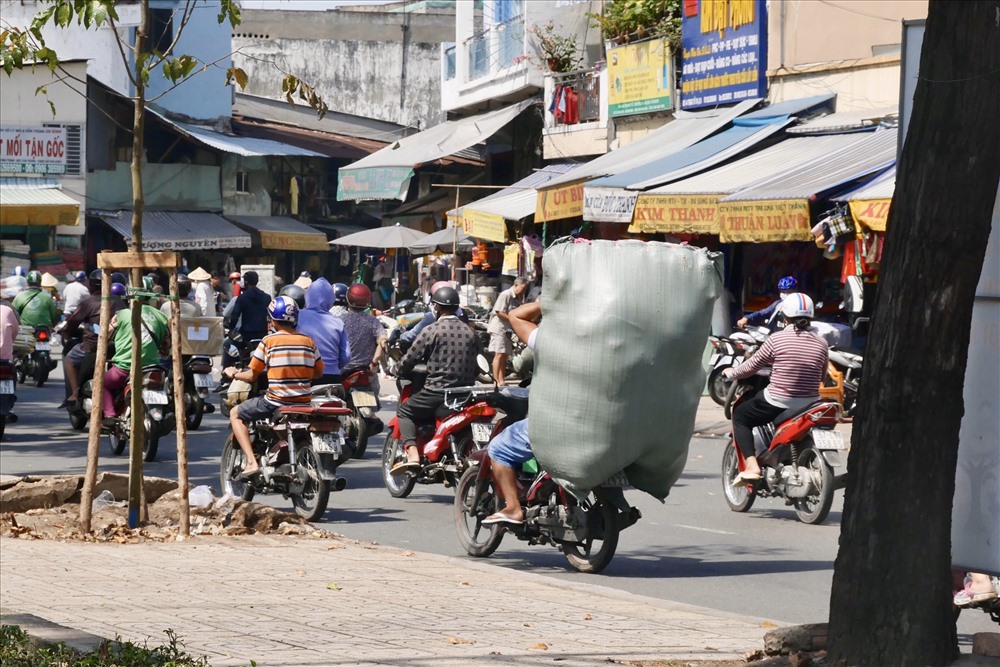 Tại các quốc gia đang phát triển trong đó có Việt Nam, hình ảnh những chuyến xe chở hàng quá tải trên phố không phải là hiếm. Để tiết kiệm chi phí vận chuyển, nhiều người buộc phải chất đống hàng hóa trên xe, thậm chí vượt quá khối lượng cho phép.