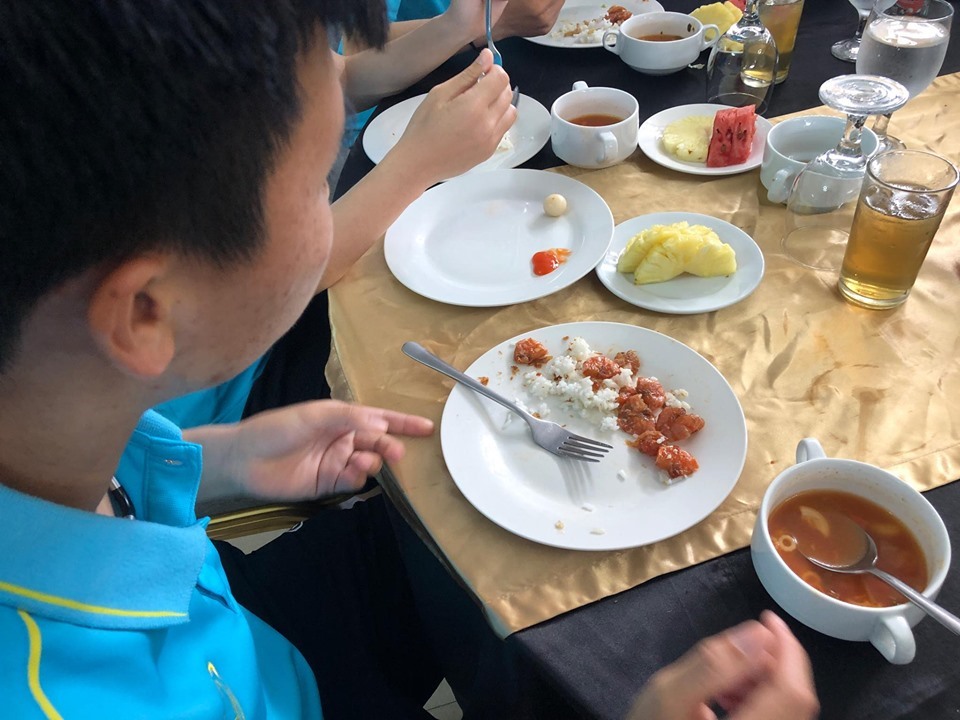 Bữa ăn thiếu chất của các cầu thủ nữ Việt Nam. Ảnh: Nguyễn Tú
