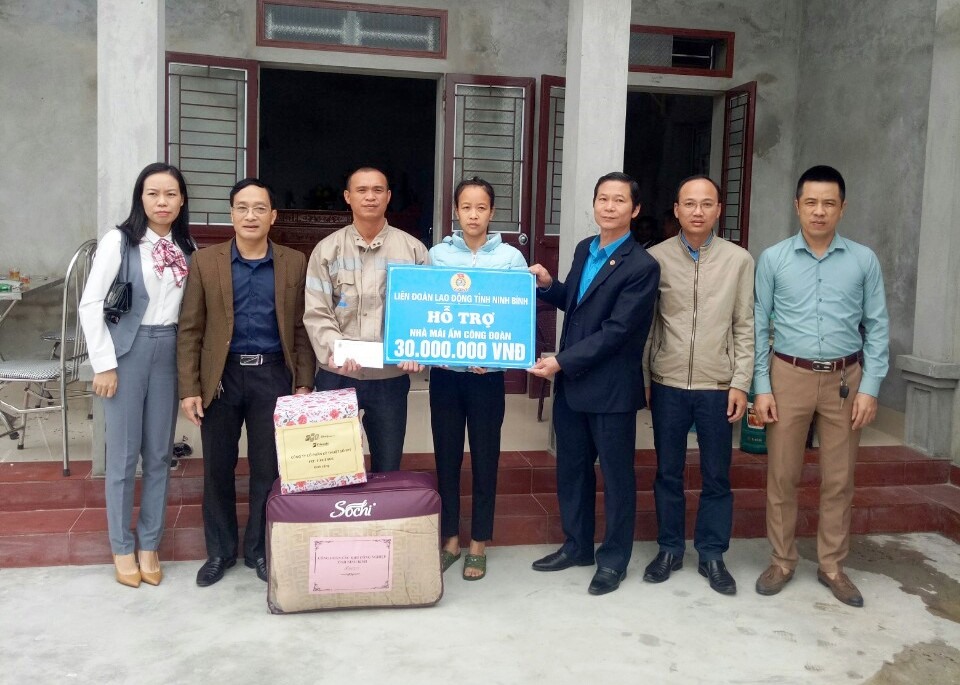 Đại diện lãnh đạo LĐLĐ tỉnh Ninh Bình trao tiền hỗ trợ cho gia đình anh Nguyễn Trung Kiên. Ảnh: NT