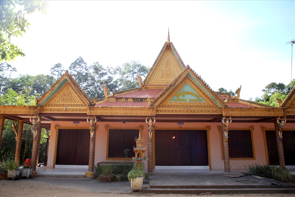 Ngôi chùa khoác lên mình một vẻ đẹp cổ kính với trúc độc đáo đặc trưng của đồng bào dân tộc Khmer