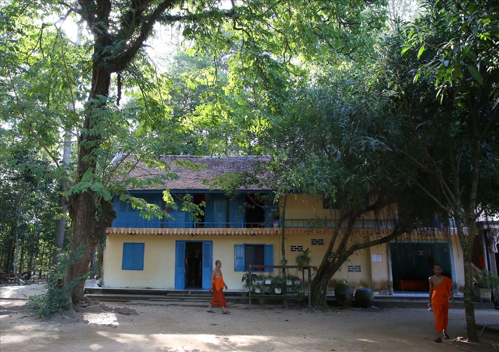 Dãy nhà này gọi là “cốc” (phiên âm đọc được theo tiếng Việt) là nơi dành cho các sư của chùa nghỉ ngơi và sinh hoạt