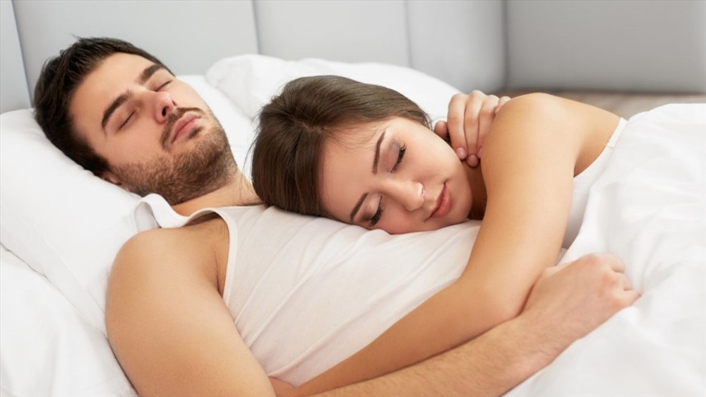 Sự kết nối và yêu thương của chồng dành cho vợ cả trong giấc ngủ.