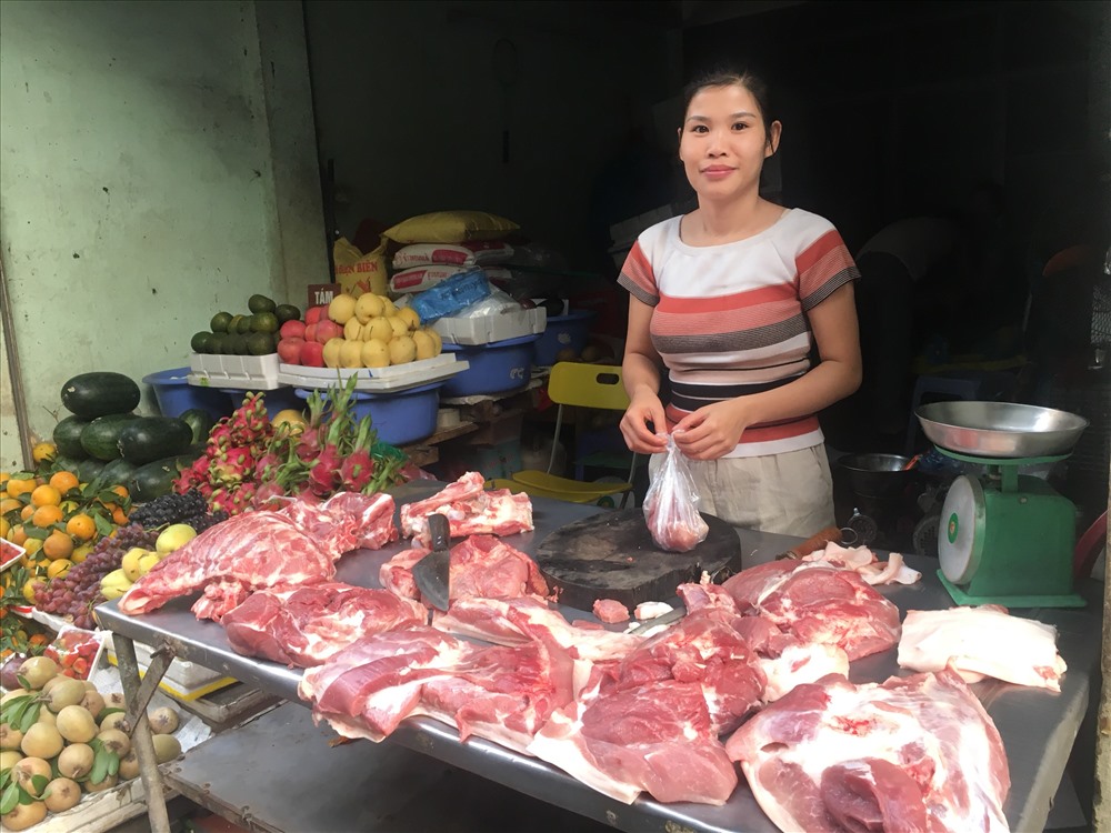 Nhiều tiểu thương cho hay, giá thịt lợn thương phẩm tăng do giá nhập đầu vào đã tăng cao. Ảnh Kim Anh