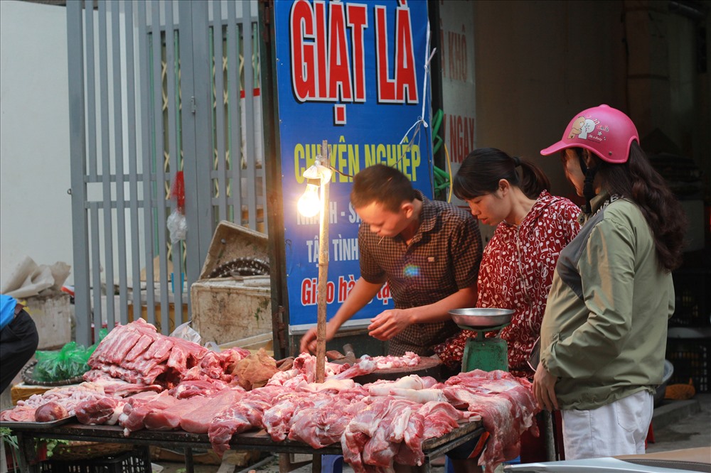 Giá thịt lợn thương phẩm có giá trung bình từ 120.000 - 150.000 đồng/kg. Ảnh Ái Vân