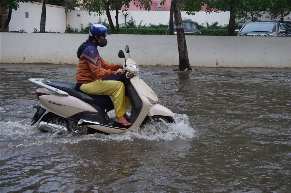 Cụ thể, mực nước triều được dự báo tại trạm Phú An (sông Sài Gòn) và Nhà Bè đạt mức 1,57-1,62m (trên mức báo động 3 từ 0,07-0,12m). Thời gian xuất hiện đỉnh triều cao trong ngày từ 4h - 6h giờ và từ 17h - 19h. Đỉnh triều cao trên báo động 2 còn tiếp tục duy trì hết ngày 30.11.