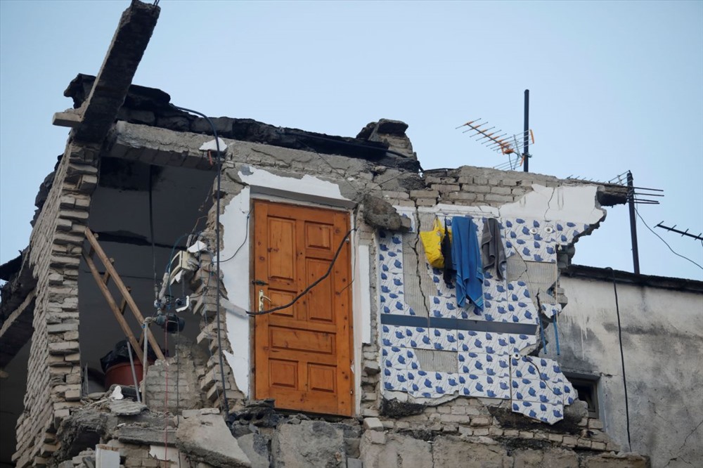 Một số dư chấn sau động đất cũng khiến ít nhất 3 tòa chung cư sụp đổ khi người dân vẫn chưa thức dậy.