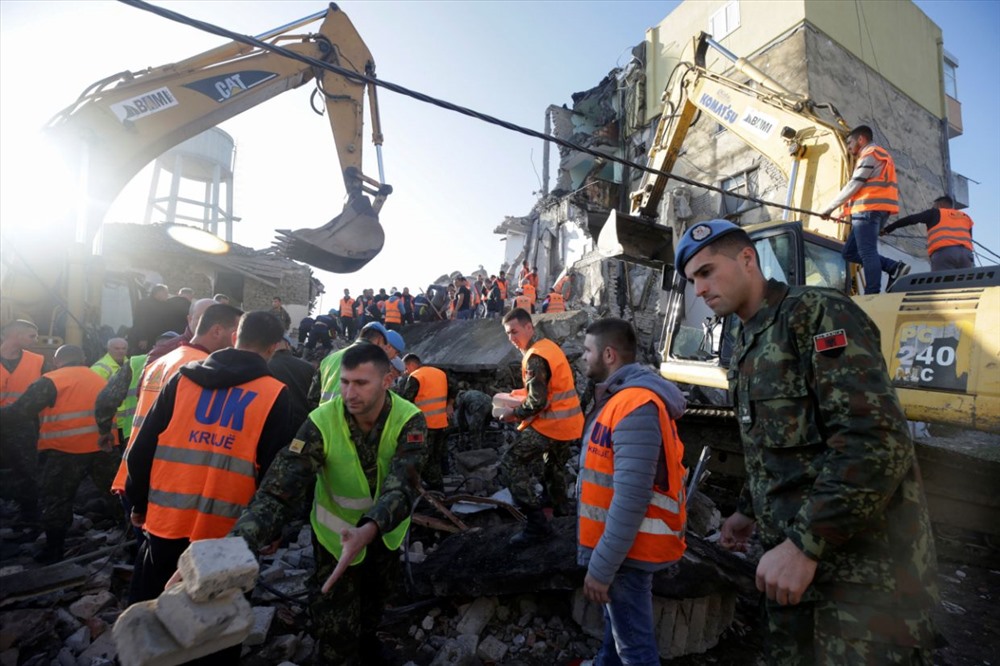 Thủ tướng Albania Edi Rama đã động viên người dân giữ bình tĩnh trước thời khắc khó khăn để đối phó với thảm họa thiên nhiên. Ảnh: Reuters.