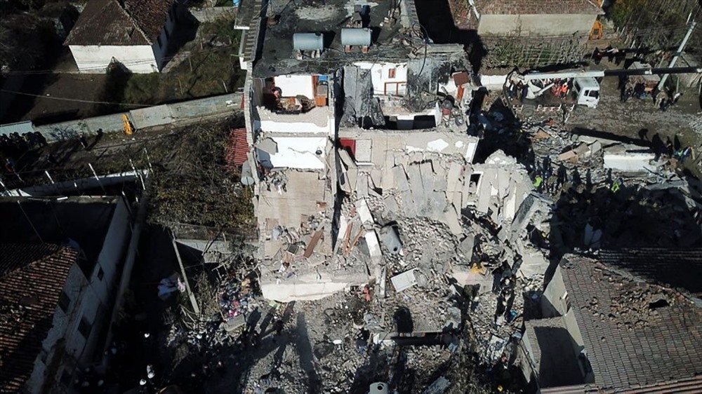 Tâm chấn của động đất ở phía tây bắc của thủ đô Tirana khoảng 30km và ở độ sâu khoảng 19km. Ảnh: AP.