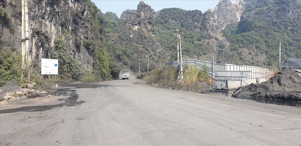 Để bảo vệ cảnh quan và an toàn, hiệu quả khi khai thác, Quảng Ninh dự kiến làm đường hầm xuyên núi, thay vì phá núi đá. Ảnh: Nguyễn Hùng