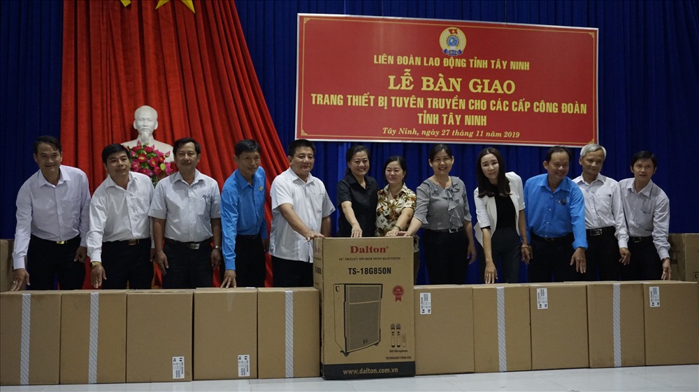 Các đồng chí lãnh đạo LĐLĐ tỉnh trao tặng loa tuyên truyền cho các cấp công đoàn.