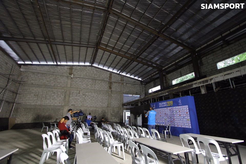 Phòng họp báo tại nhà kho  sân vận động Rizal Memorial hôm 25.11 đã gây xôn xao trên mạng xã hội và báo chí Đông Nam Á. Ảnh: Siamsport