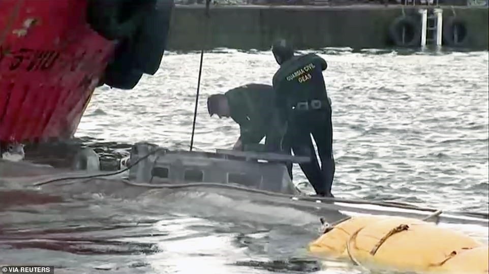 Năm 2006, các nhà chức trách Tây Ban Nha đã tìm thấy một chiếc tàu ngầm tự chế bỏ hoang ở Vigo và sau đó đã bắt giữ 6 nghi phạm, mỗi người bị kết án 2 năm tù vì tội vận chuyển cocaine. Ảnh: Reuters