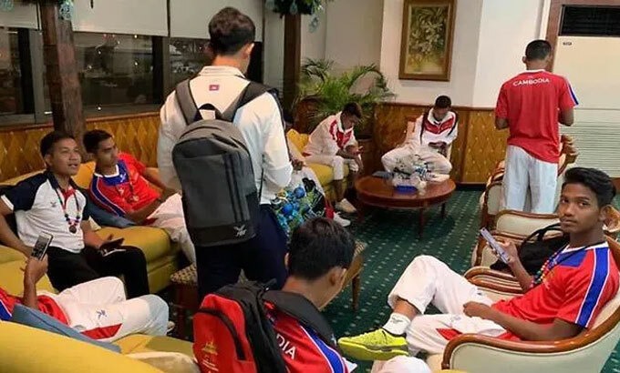 Các cầu thủ U22 Campuchia chờ ở sảnh và các phòng chức năng gần nửa ngày mới được nhận phòng. Ảnh: ASEAN Football News