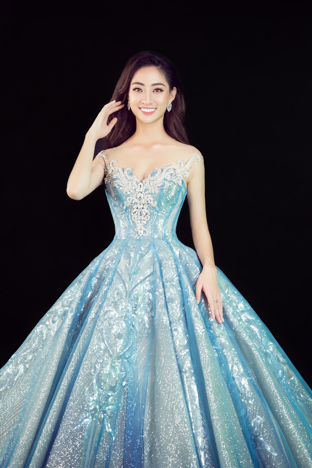Trong bộ đầm công chúa màu xanh lộng lẫy, Lương Thùy Linh cất lên tiếng hát chất chứa đầy ước mơ khi đến với Miss World 2019. Ảnh: SV.