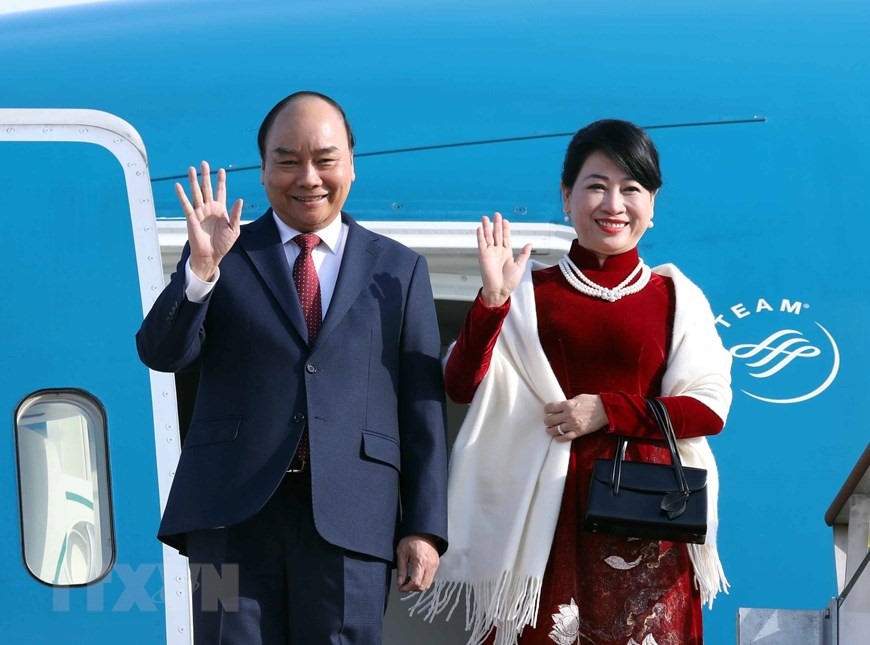 Thủ tướng Nguyễn Xuân Phúc và Phu nhân đến sân bay quân sự Seoul. Ảnh: TTXVN