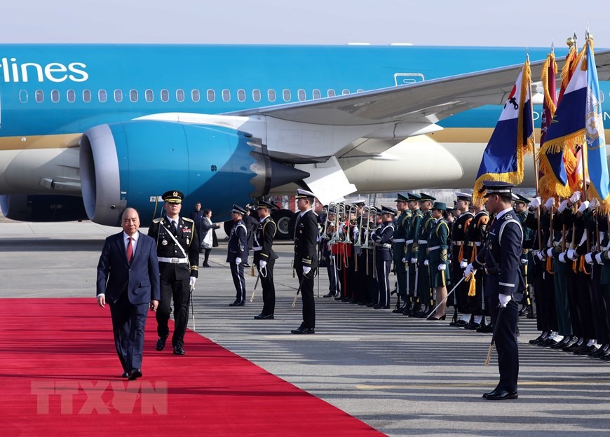 Lễ đón Thủ tướng Nguyễn Xuân Phúc tại sân bay quân sự Seoul. Ảnh: TTXVN