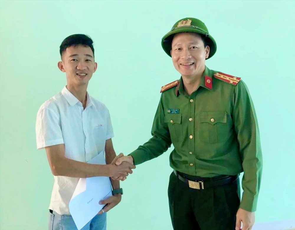 Đại tá Vũ Hồng Văn cảm ơn cơ quan báo chí đã đồng hành lực lượng công an trong lĩnh vực an ninh trật tự. Ảnh: LX