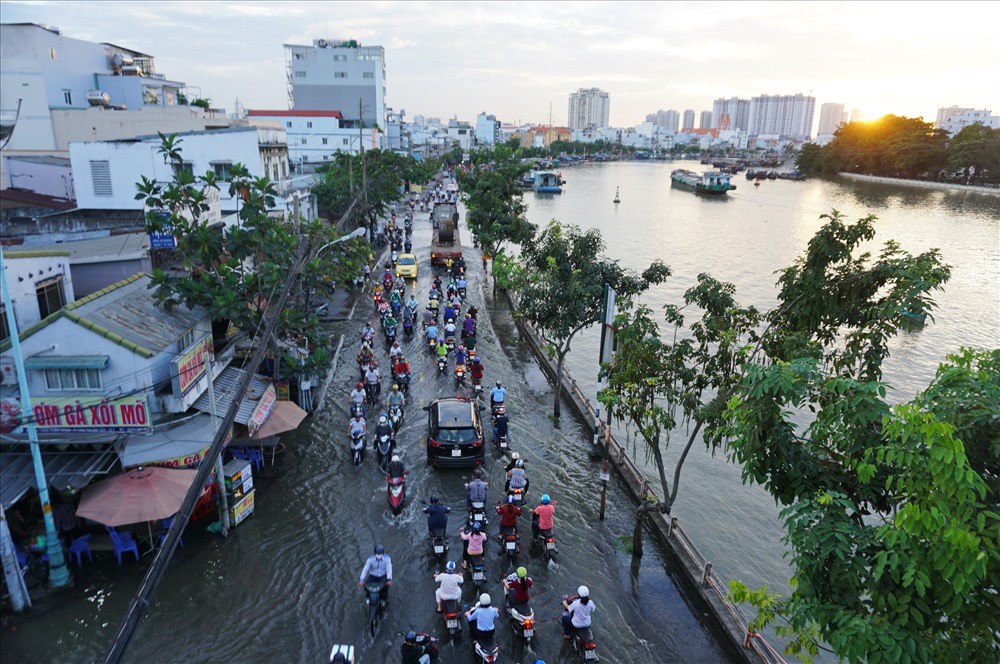 Tại đường Trần Xuân Soạn (quận 7), triều cường bắt đầu lên vào lúc 16h30, nước ngập khiến người dân đi lại khó khăn.