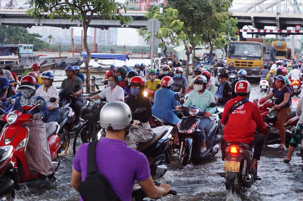Giao thông hỗn loạn rên đường Trần Xuân Soạn đoạn dưới chân cầu Tân Thuận vì  ngập nước.  Ảnh: Minh Quân