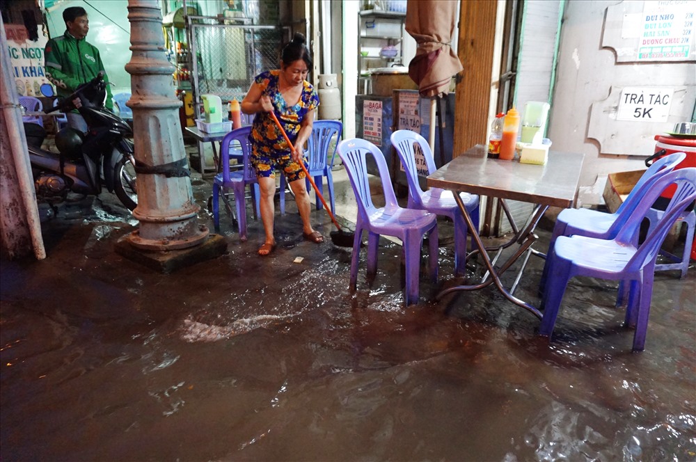 Một quán ăn trên đường Trần Xuân Soạn ế khách vì đường ngập nước.  Ảnh: Minh Quân