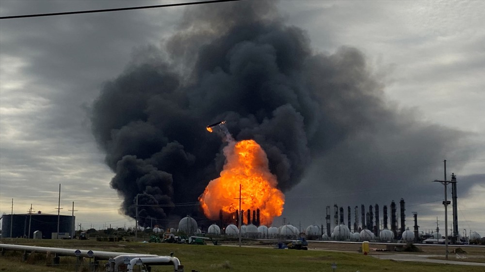 Nhà máy hóa chất phát nổ sáng 27.11 và tiếp tục nổ nhiều tiếng sau. Ảnh: Reuters.