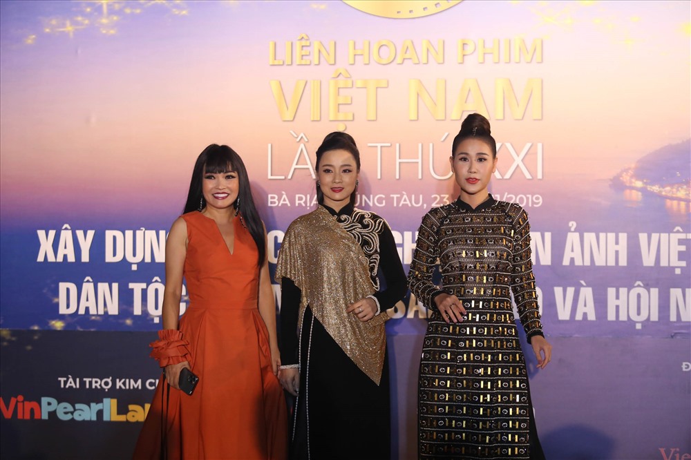 Ca sĩ Phương Thanh xuất hiện trên thảm đỏ cùng nhiều nghệ sĩ khác.