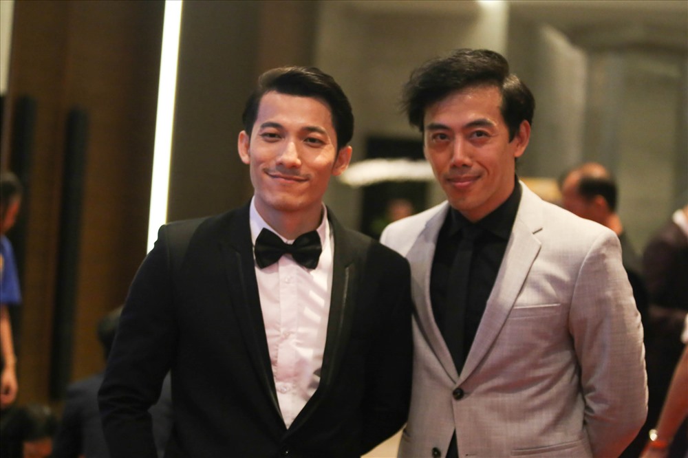 Đáng nói, “Song Lang” là phim điện ảnh bội thu nhất ở sự kiện với năm giải (Bông Sen Vàng, đạo diễn, nam phụ - Isaac, thiết kế âm thanh và họa sĩ thiết kế mỹ thuật). Leon Lê (bên phải) cũng đã nhận giải giải đạo diễn.