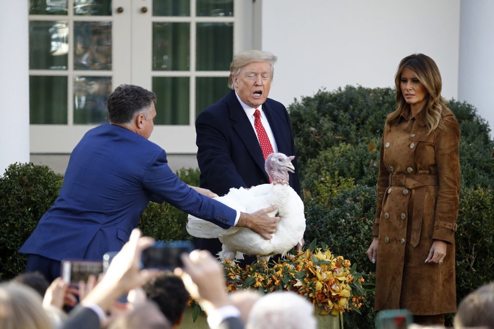 Tổng thống Donald Trump và Phu nhân trong lễ ân xá gà tây hôm 26.11. Ảnh: AP
