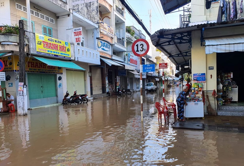 Nhiều tuyến đường nội ô Thành phố Bạc Liêu ngập trong nước vào sáng 28.11 (ảnh Nhật Hồ)