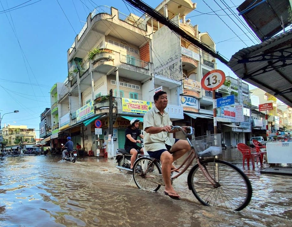 Nhiều tuyến đường nội ô Thành phố Bạc Liêu ngập sâu ảnh hưởng đến mua bán kinh doanh của người dân (ảnh Nhật Hồ)