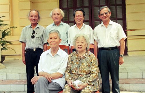 GS Hà Văn Tấn (thứ hai từ phải qua, hàng đứng) cùng các GS sử học chụp ảnh lưu niệm với cố GS Trần Văn Giàu và phu nhân - Ảnh: tư liệu