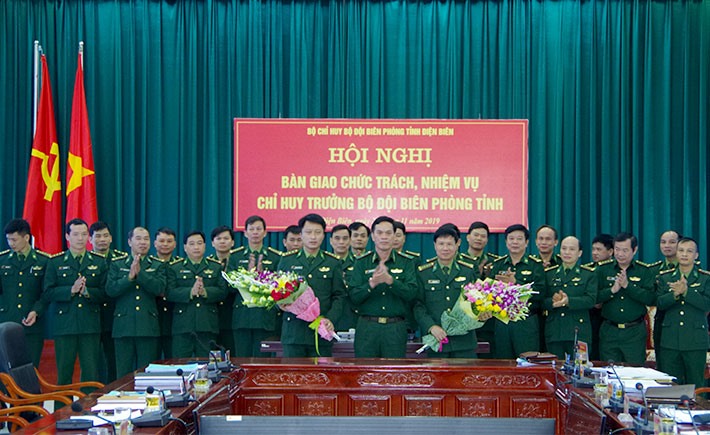 Thiếu tướng Hoàng Đăng Nhiễu, Phó Tư lệnh Bộ đội Biên phòng chúc mừng Đại tá Hoàng Minh Tuấn và Thượng tá Trần Nam Trung. Ảnh VGP
