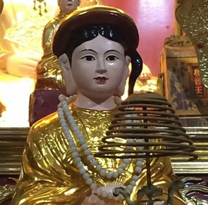 Sau thời gian dài theo dõi, các Phật tử chùa Chúc Lý và người dân ở xã Ngọc Hòa đã phát hiện ra tượng chùa mình “nghi là đang thờ ở một phủ điện ở Thái Bình“.