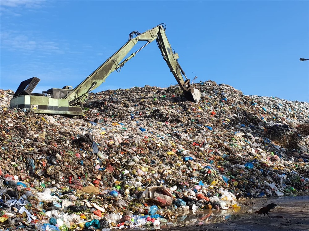 Rác chất cao như núi tại bãi rác tập trung (ảnh Nhật Hồ)