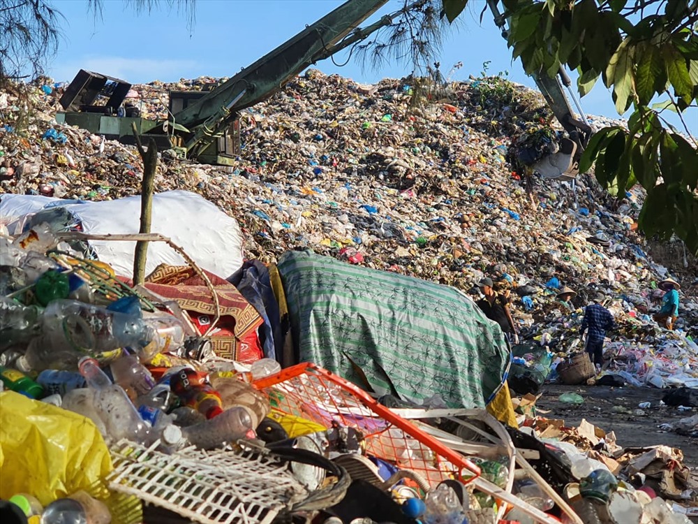 Bãi chôn rác chó nguy cơ đầy, trong khi Nhà máy xử lý rác chưa biết chừng nào xong (ảnh Nhật Hồ)