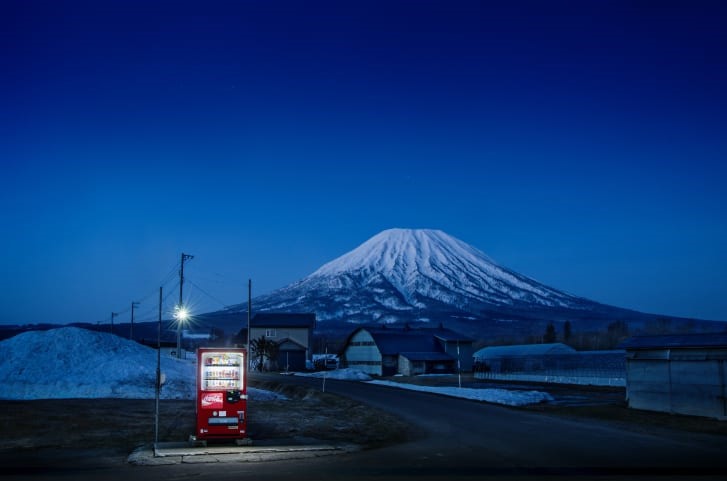 Một máy bán hàng tự động có cảnh nền đằng sau là núi Yotei. Ảnh: Eiji Ohashi/ CNN.