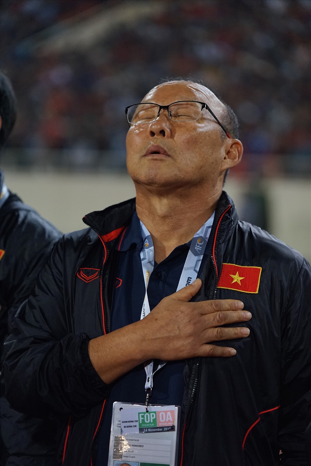 Huấn luyện viên Park Hang-seo thường có thói quen đặt tay lên ngực trái, nơi có quốc kỳ Việt Nam và nhẩm theo quốc ca trong nghi lễ chào cờ trước trận đấu. Với ông Park, đây là hành động thể hiện sự trân trọng đất nước mình đang làm việc và cống hiến.