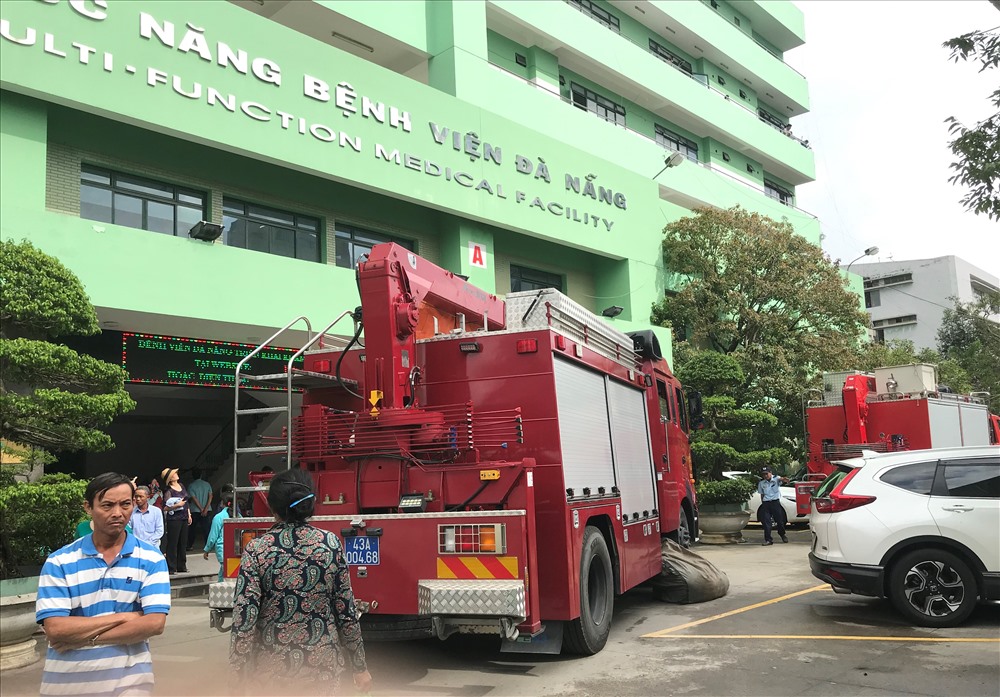 Lực lượng chức năng đã điều 2 xe cứu hộ đến để giải cứu bệnh nhân. Ảnh: B.T