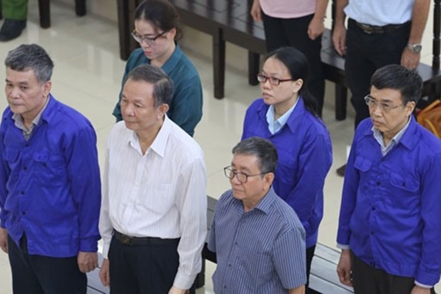 Lê Bạch Hồng (áo xanh, ngoài cùng bên phải) bị tuyên án 6 năm tù.