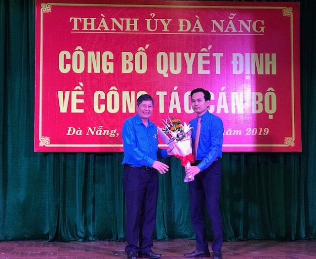 Ông Trần Thanh Hải tặng hoa chúc mừng tân chủ tịch LĐLĐ thành phố Đà Nẵng Nguyễn Duy Minh (phải). Ảnh: H.V.M