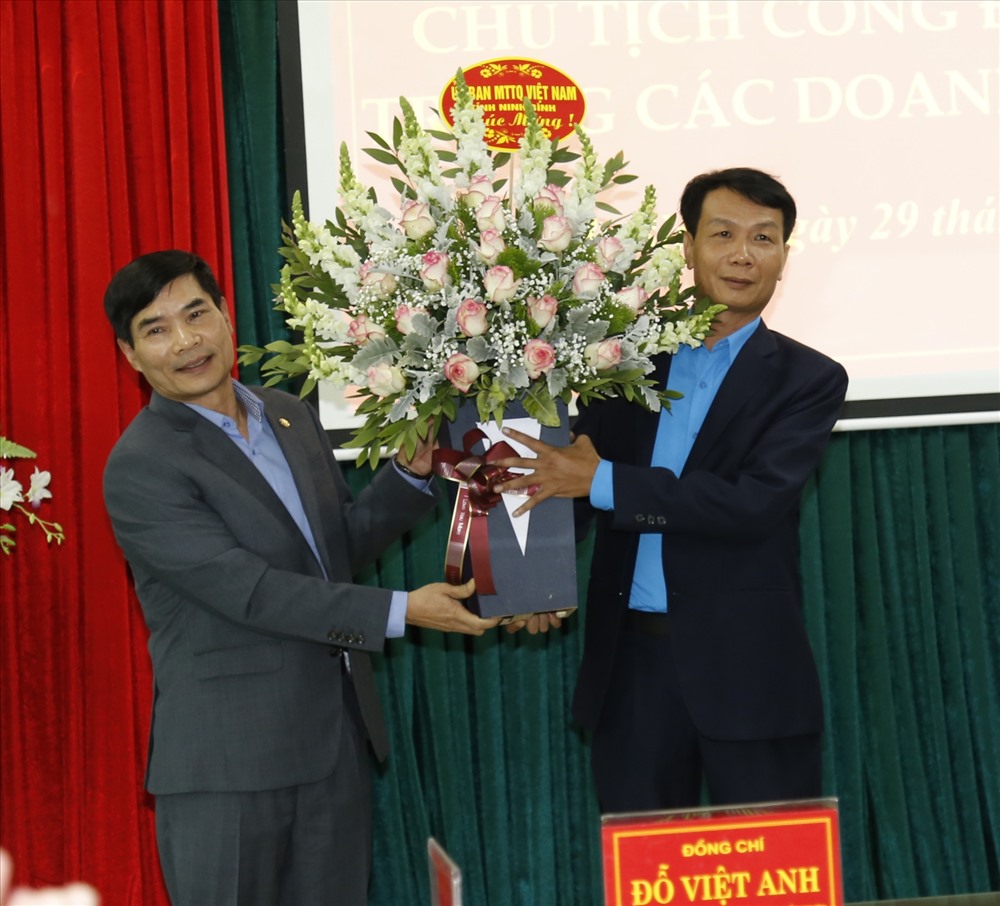 Ông Đỗ Việt Anh, Trưởng Ban Dân vận Tỉnh ủy, Chủ tịch Ủy ban MTTQ tỉnh Ninh Bình tặng hoa chức mừng câu lạc bộ. Ảnh: NT