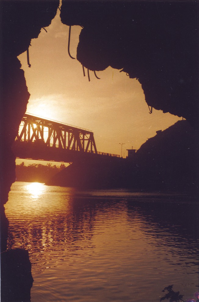 Cầu Hàm Rồng nhìn từ hang động. Ảnh: Bùi Liên Nam